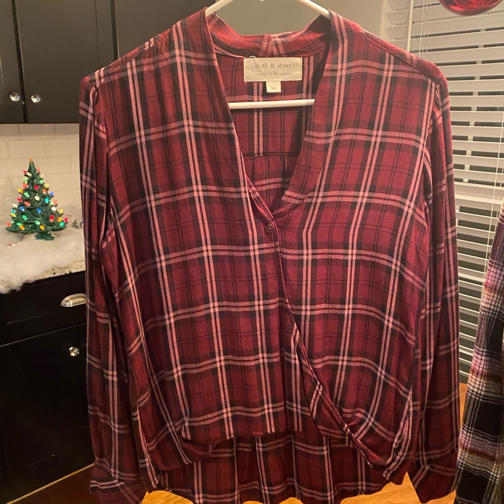 Flattering flannel like shirt by Cloth and Stone. Longer in back. Like new Sz XS